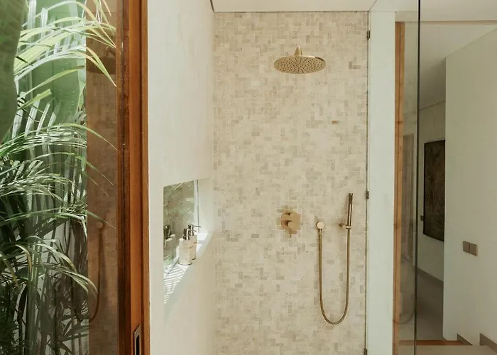Serene Pool & Skylight Bathtub In Canggu, 5mins Walk To The Canggu (Bali)
