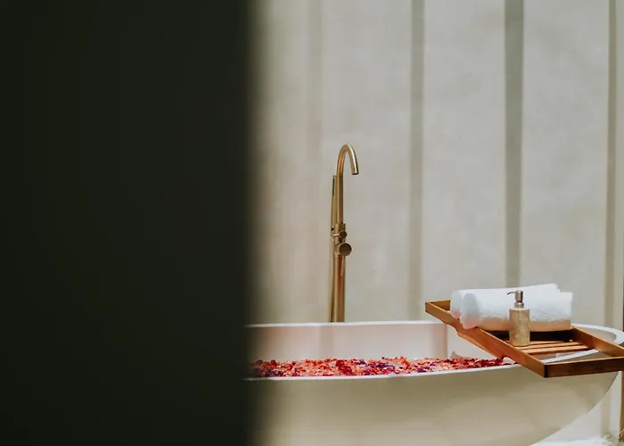 Serene Pool & Skylight Bathtub In Canggu, 5mins Walk To The Canggu (Bali)
